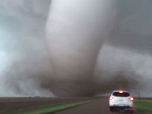 Огромно торнадо помита всичко по пътя си в Канзас (ВИДЕО)  