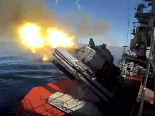 Мощният ракетен крайцер „Петър Велики” стреля със ЗРК в Баренцово море (ВИДЕО) 