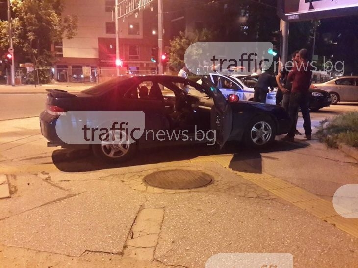 Хонда блъсна пешеходец в Пловдив! Мъжът е откаран в болница (СНИМКИ)