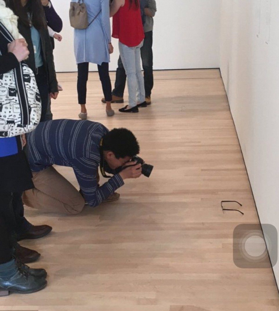 Тийнейджър постави очила на пода в арт галерия и ето какво се случи... (СНИМКИ)