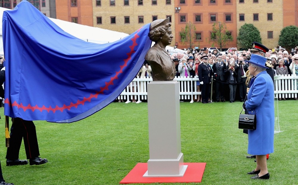 Кралица Елизабет II откри паметник... на себе си (СНИМКИ)