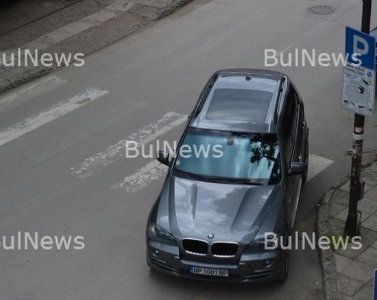 Наглец паркира тузарското си BMW на пешеходна пътека (СНИМКИ)