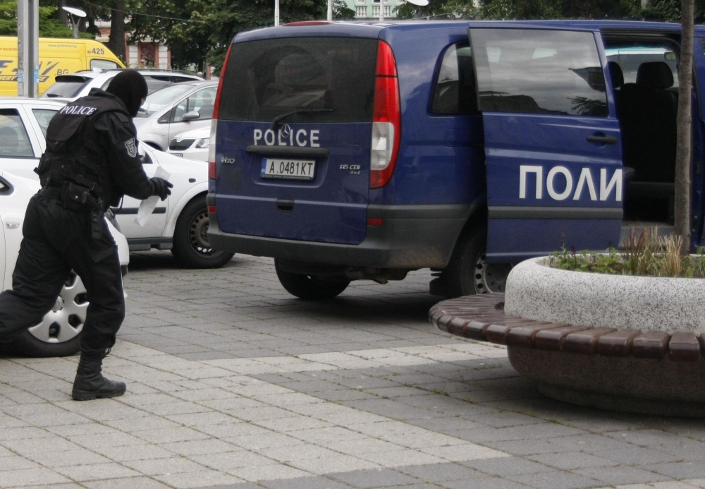 Полицията заклещи  Бургас – издирват опасен едър, дебел, висок тип с голяма глава