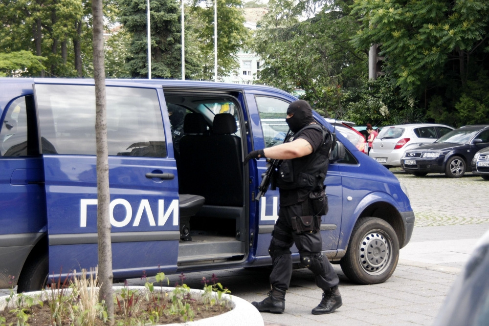 15 са вече арестуваните в Бургас, качулки обсадиха централния офис на Николай Мечков 