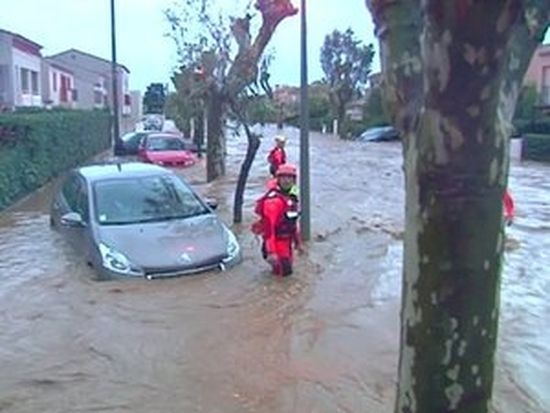 Крадци бягаха с плуване в наводнена Франция
