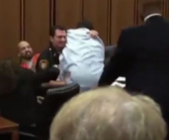 Баща се нахвърли с невероятен плонж върху убиеца на дъщеря си в съдебната зала (ВИДЕО)  