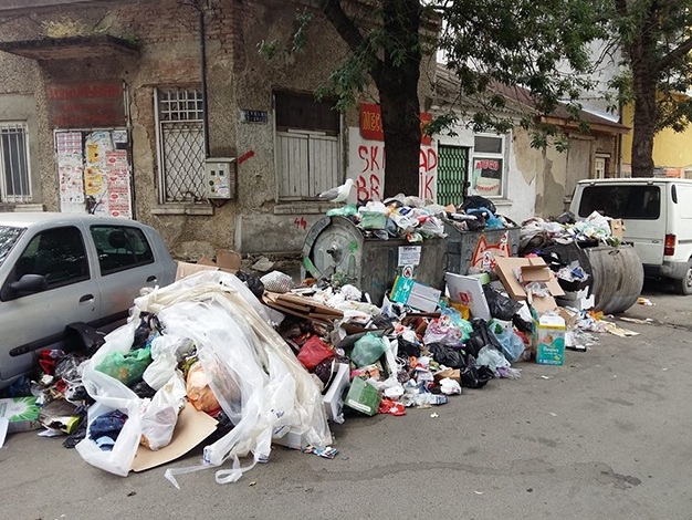 Тежка смрад и боклуци отровиха центъра на Варна (СНИМКИ)