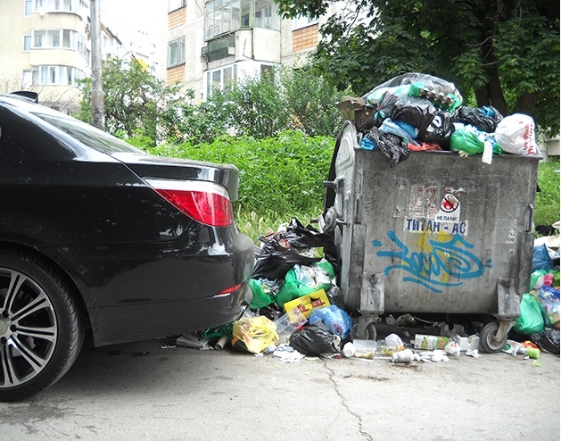 Тежка смрад и боклуци отровиха центъра на Варна (СНИМКИ)