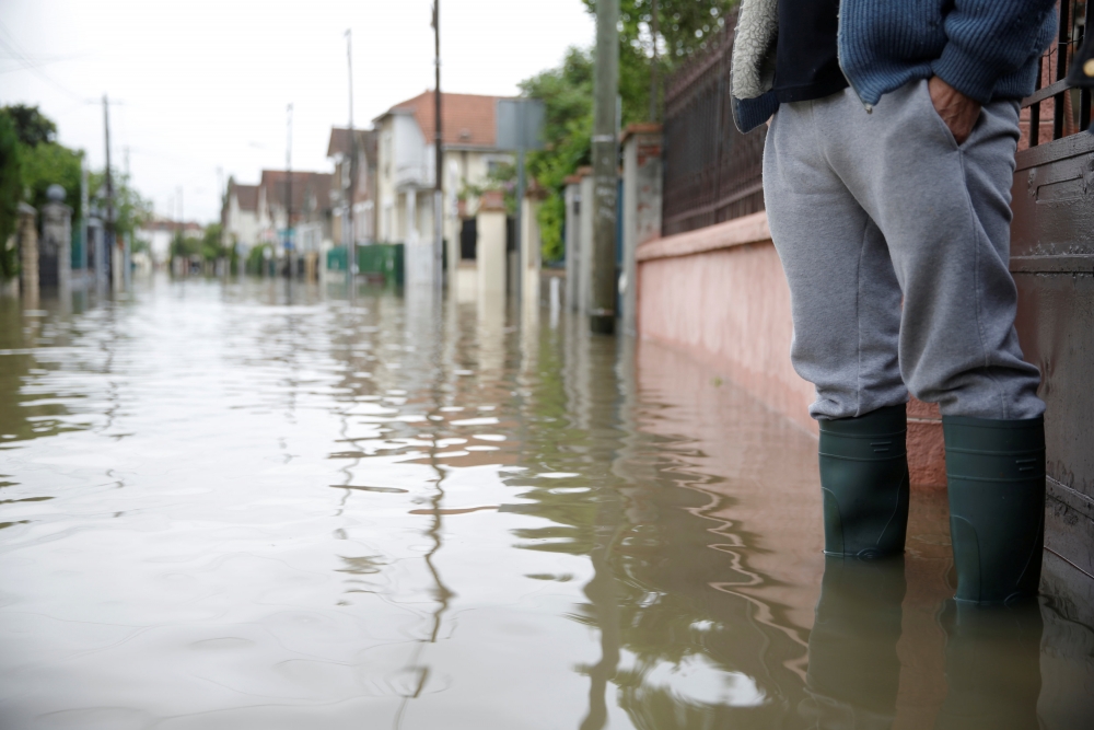 Наводненията приближават опасно близо – двама загинаха в Румъния