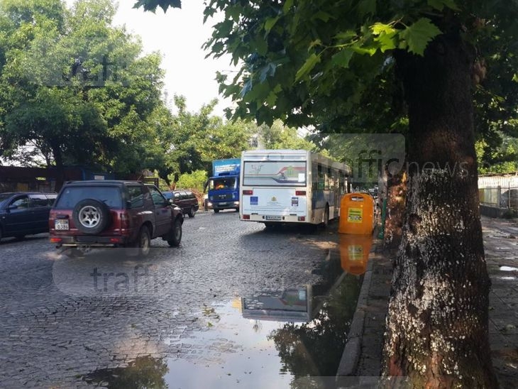 Жена с Голф тръгна да прави обратен завой в Пловдив, блъсна я автобус (СНИМКИ)