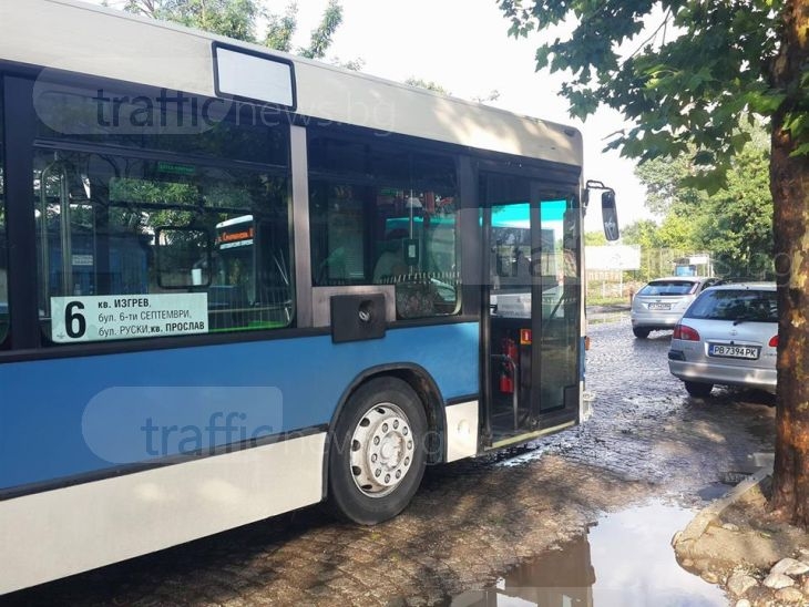 Жена с Голф тръгна да прави обратен завой в Пловдив, блъсна я автобус (СНИМКИ)