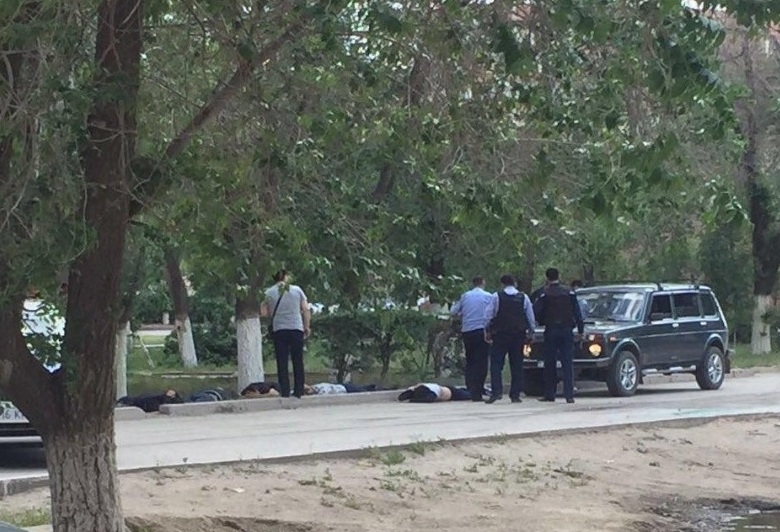 Терор окървави Казахстан! Бандити обраха оръжеен магазин, отвлякоха автобус, стрелят на улицата (СНИМКИ/ВИДЕО 18+)