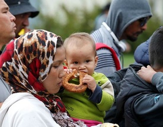 "Гардиън": Бежанците в Европа все по-често се отказват от исляма