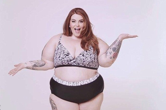 Фейсбук премахна СНИМКИ на най-дебелата манекенка (ВИДЕО 18+)