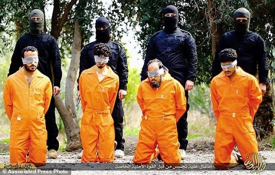 Параноя тресе "Ислямска държава": Почна да потапя свои в бъчви с киселина