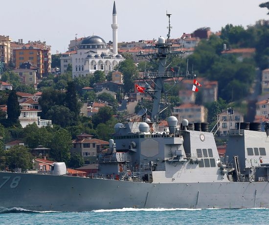 Американски ракетен есминец влезе в Черно море (СНИМКИ)