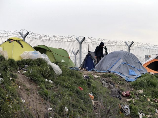 Мигранти запалиха огън в лагер на гръцки остров