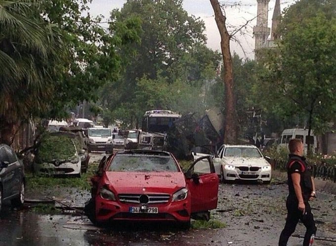 Ново ВИДЕО и СНИМКИ от ужаса в Истанбул, след взрива са проехтели изстрели