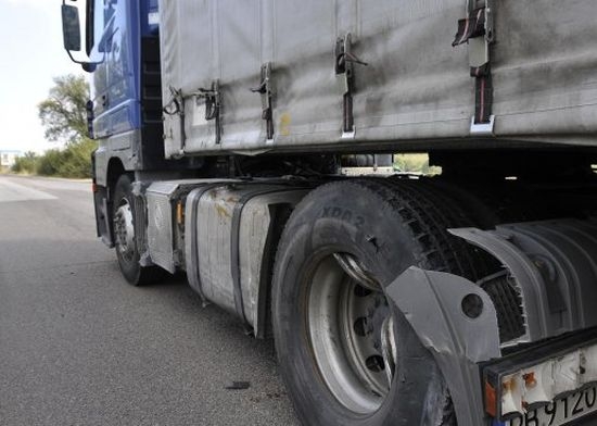 Камион с ремарке се е забил в мантинела на „Тракия“, пътят е непроходим
