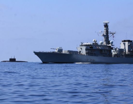  Кралският флот и британските медии гордо показаха СНИМКА на „пленената” руска подводница 