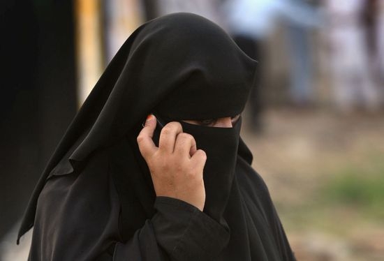 Арестуваха 14-годишна джихадистка с бебе на ръце! 
