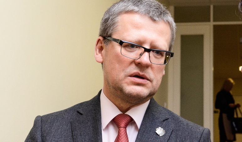Челен опит: Латвийският здравен министър подаде оставка, защото прередил обикновени пациенти в болница
