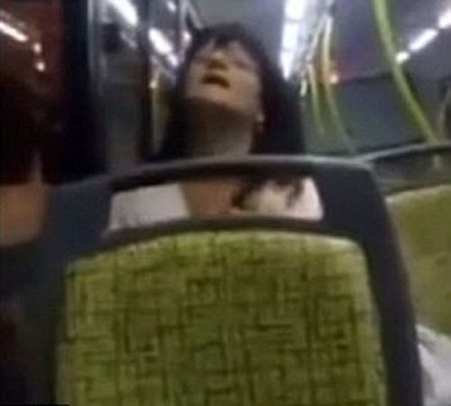 Обсебена жена започна да говори с глас на демон и вся ужас в пътуващи с автобус (ВИДЕО)