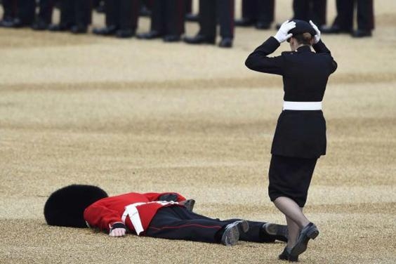 Гвардеец припадна под прозорците на Елизабет II навръх честванията (ВИДЕО)