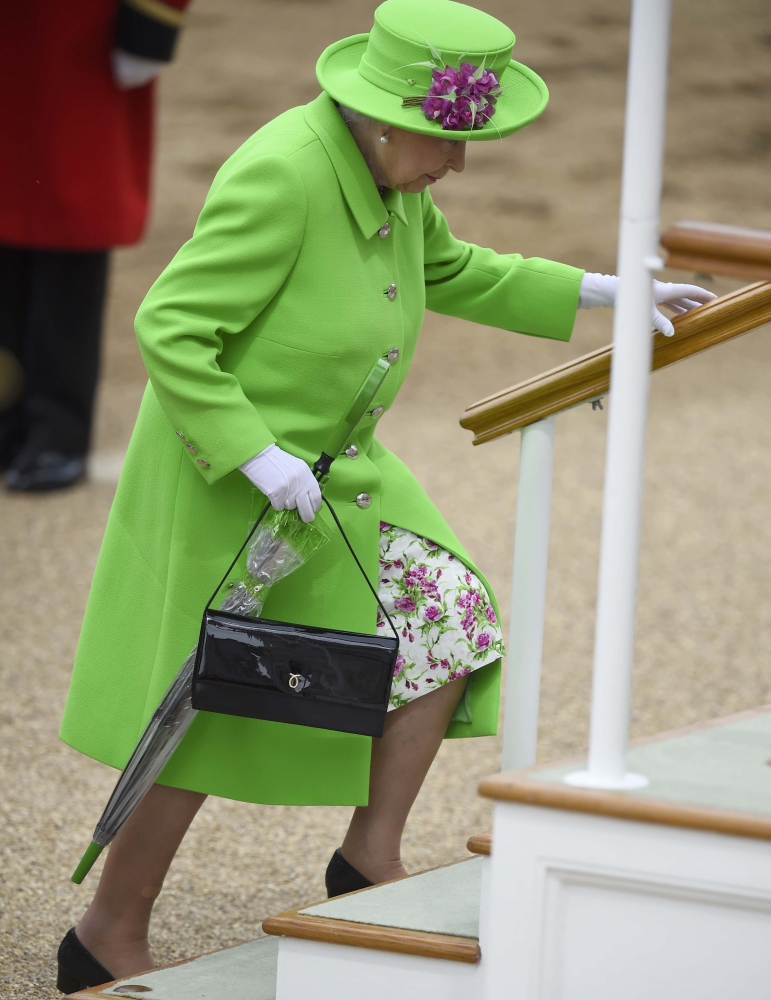 Английската кралица стана за смях навръх честванията на рождения й ден – вижте защо (СНИМКИ)