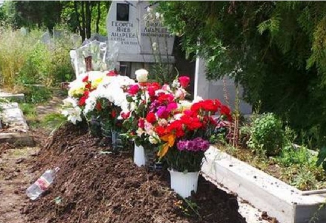 Извънредно от Бургас: Потресаващо! Поругаха гроба на убития охранител на Очите