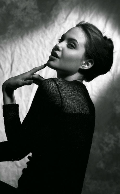 Неузнаваема! Ретро фотосесия показва колко секси е Анджелина Джоли още на 15 години (СНИМКИ)