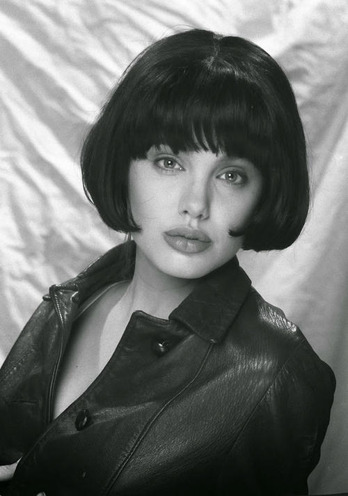 Неузнаваема! Ретро фотосесия показва колко секси е Анджелина Джоли още на 15 години (СНИМКИ)