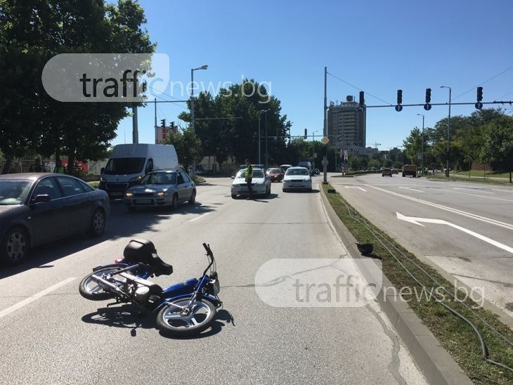 Мотопедист камикадзе предизвика зрелищна катастрофа с бус в Пловдив! (СНИМКИ/ ВИДЕО)