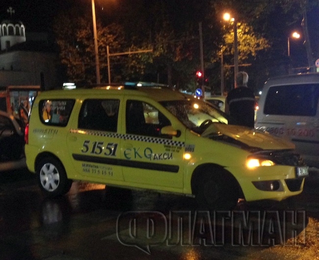 Среднощен екшън в Бургас, такси се натресе във фолксваген