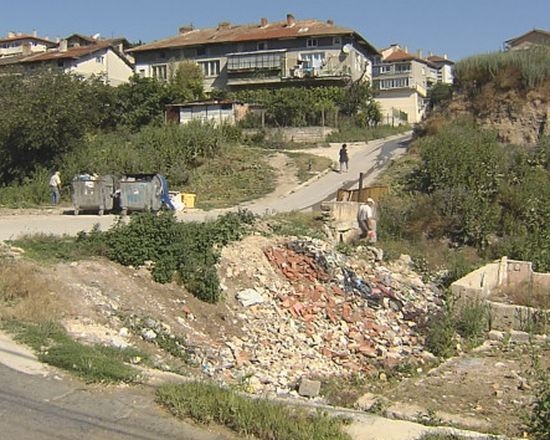 Деретата убийци в "Аспарухово" отново са затлачени с боклуци