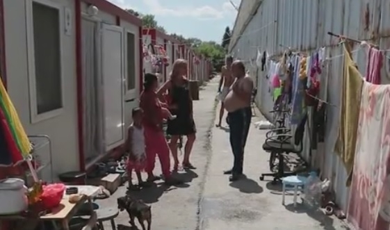 Две години след потопа в „Аспарухово”: Деца прохождат във фургони (ВИДЕО)