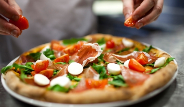 Приготвиха най-дългата пържена неаполитанска пица в Италия