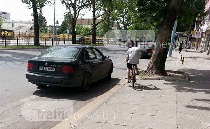 Нагъл шофьор паркира на велоалея в Пловдив! Колоездачи карат по тротоара (СНИМКИ)