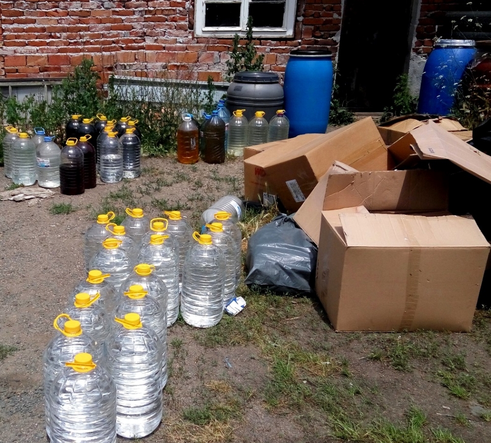 Намериха 1156 литра нелегална мента, мастика и ракия в Карнобат (СНИМКИ)