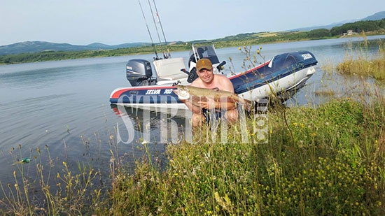 Бизнесмен изби рибата, улови в язовир "Дяково" най-тежката пъстърва в света - 14,300 кг (СНИМКИ)