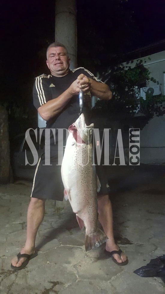 Бизнесмен изби рибата, улови в язовир "Дяково" най-тежката пъстърва в света - 14,300 кг (СНИМКИ)
