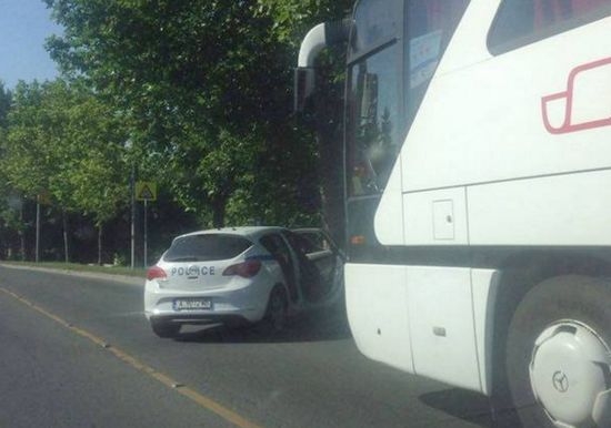Полиция спря междуградски автобус, изкараха пътник с белезници