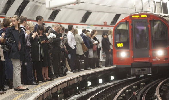 В съдбоносния за Великобритания ден: Евакуираха две метростанции