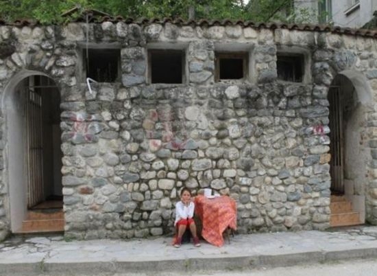 Българи с големи сърца затрупаха с подаръци 10-годишната чистачка на тоалетни