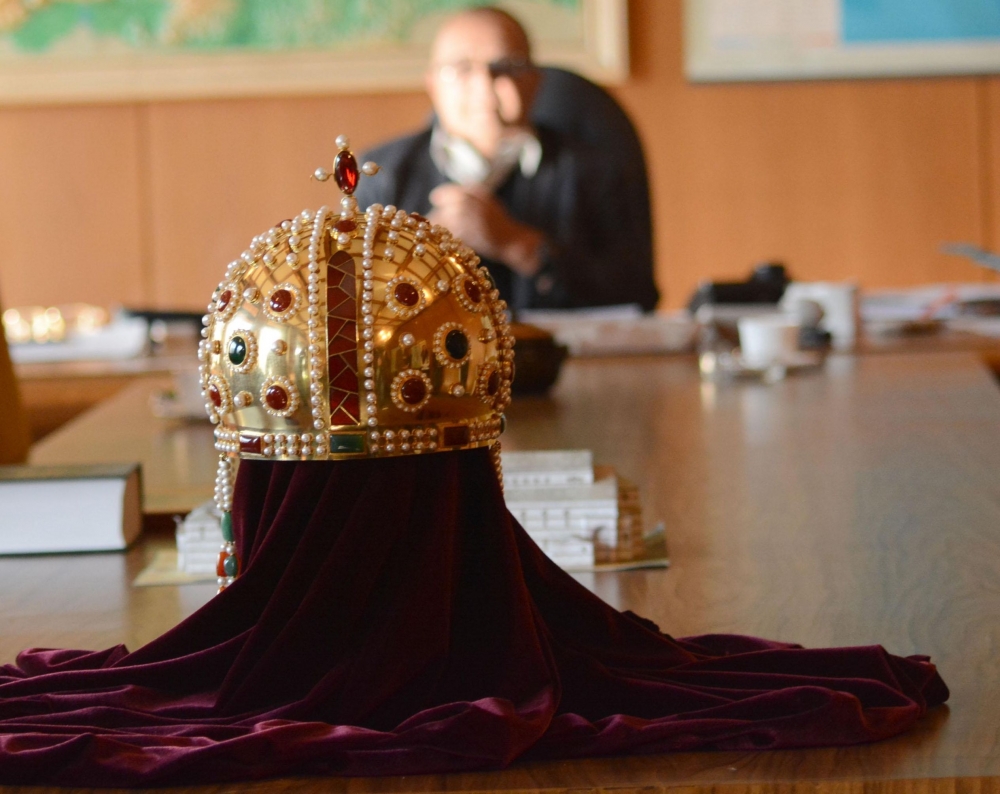 Показват короната на българската царица в кабинета на Божидар Димитров