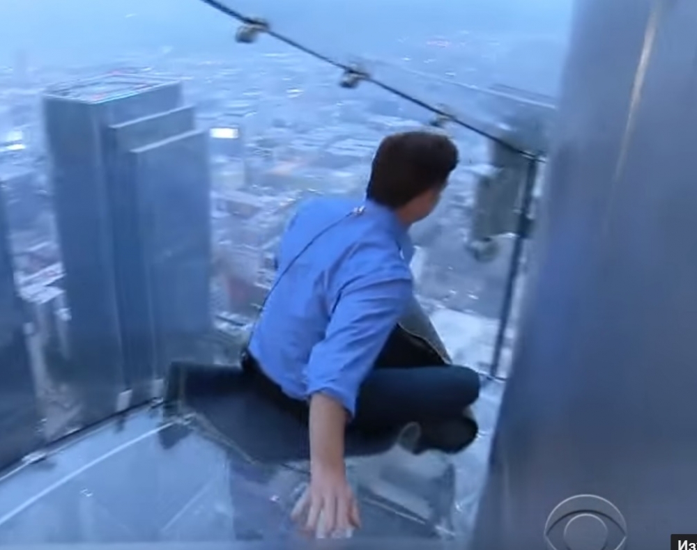 Ще се спускат с килимче от покрива на небостъргач (ВИДЕО)
