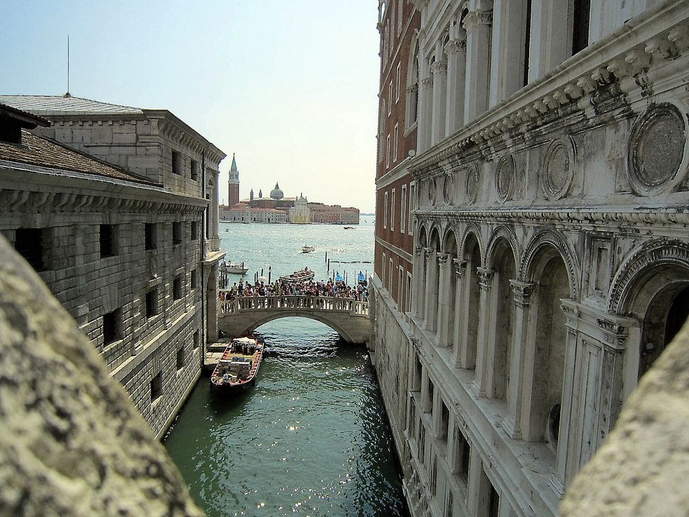 Уникално! Най-известният мост на Венеция свързва дворец с тъмница (СНИМКИ)