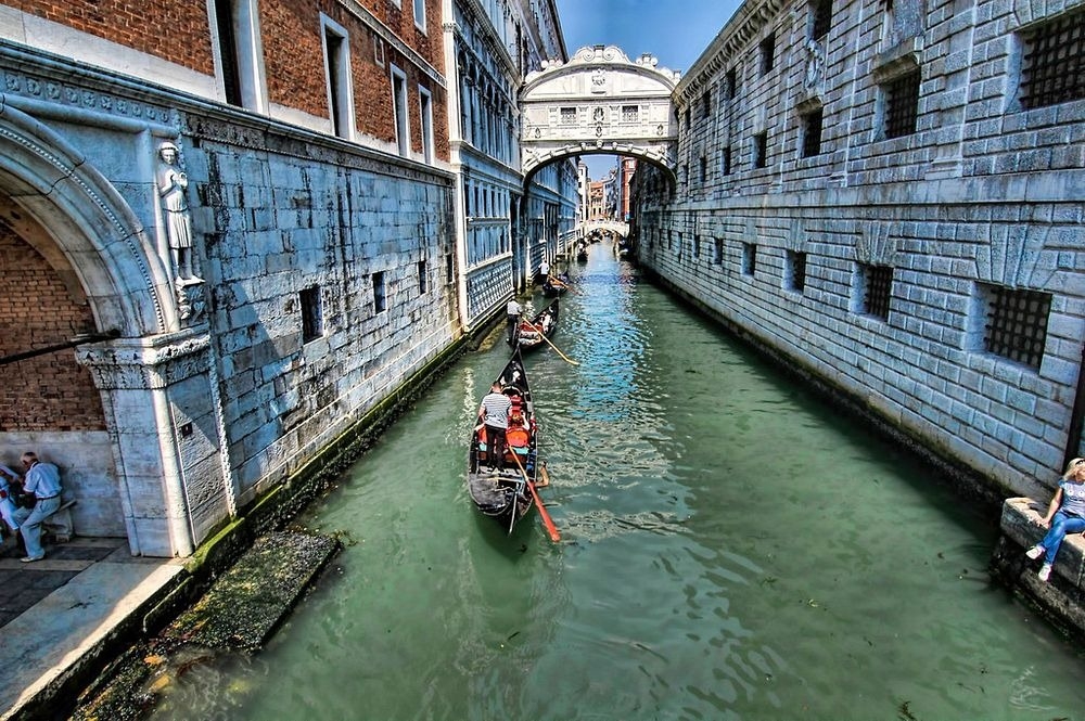 Уникално! Най-известният мост на Венеция свързва дворец с тъмница (СНИМКИ)