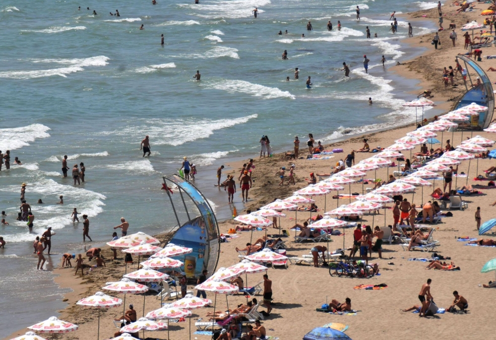 Удар на данъчните: Прибраха оборота на най-голямото заведение на плажа в Бургас