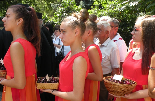 Кметът на Кюстендил нагости с череши Мая Манолова, Меглена Кунева и посланици